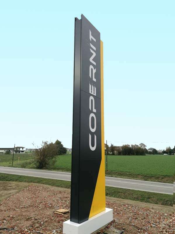totem aziendale luminoso copernit spa pegognaga