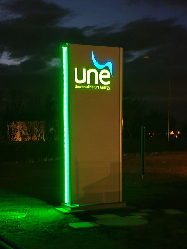 Une - Totem aziendale luminoso design