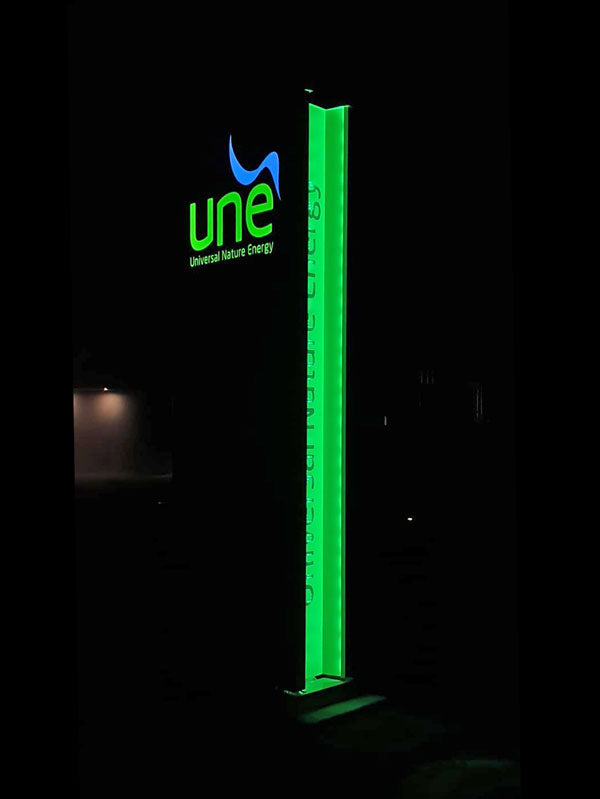 Une - Totem aziendale luminoso design