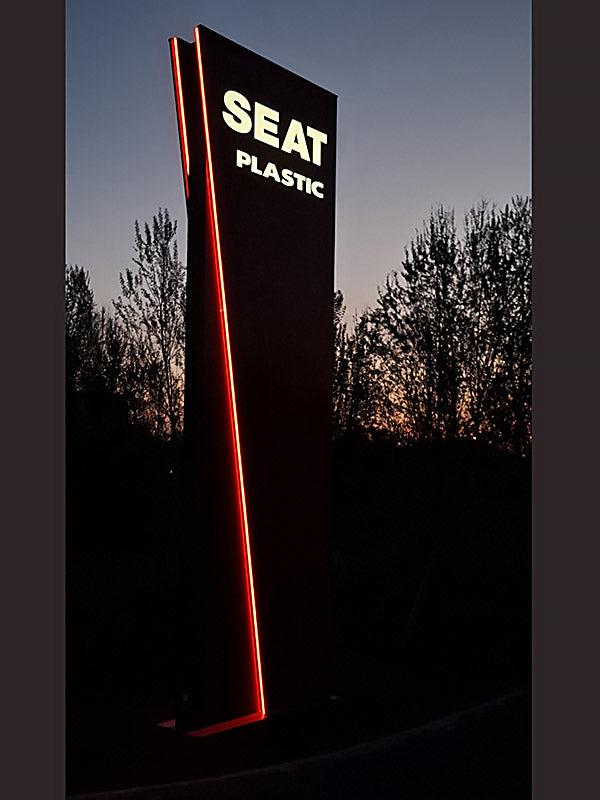 Seat Plastic - Totem aziendale luminoso