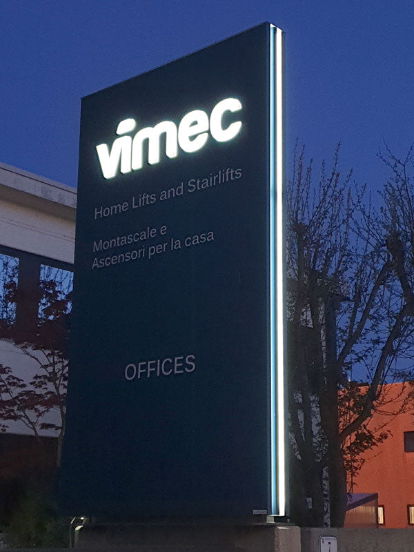 Vimec - Totem aziendali luminosi design