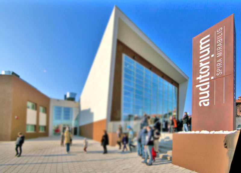 totem corten auditorium formigine