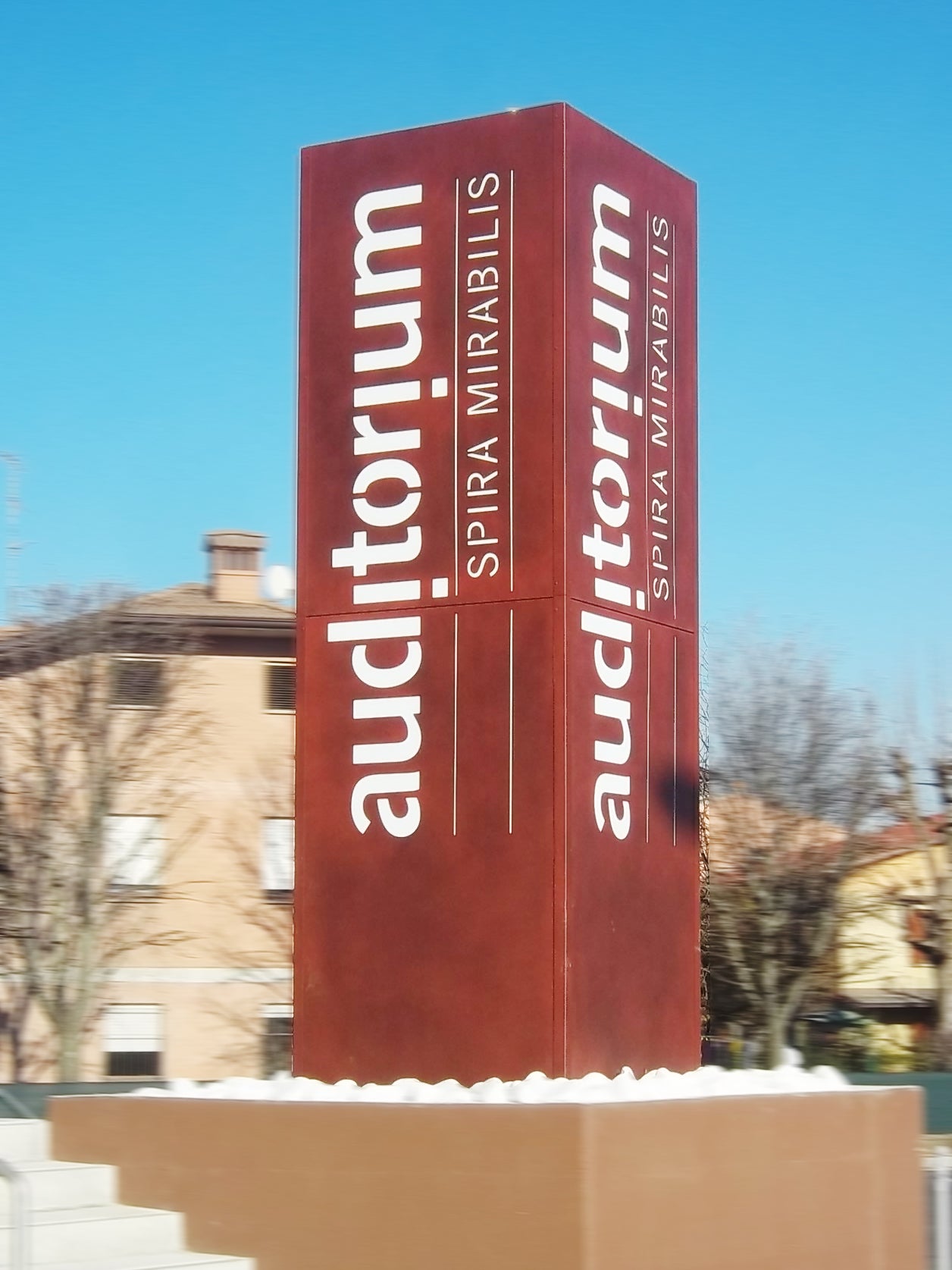 totem corten auditorium formigine