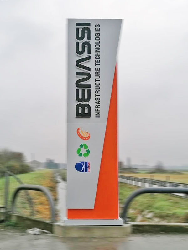 Benassi - Totem aziendale luminoso