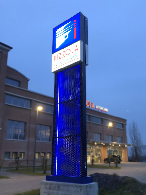 Pizzola Autoricambi - Totem aziendale luminoso in lamiera stirata