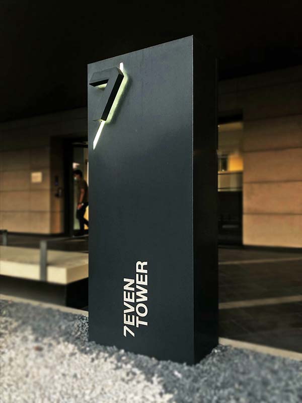 Seven Tower - Totem design segnaletico luminoso