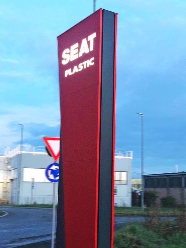 Seat Plastic - Totem aziendale luminoso