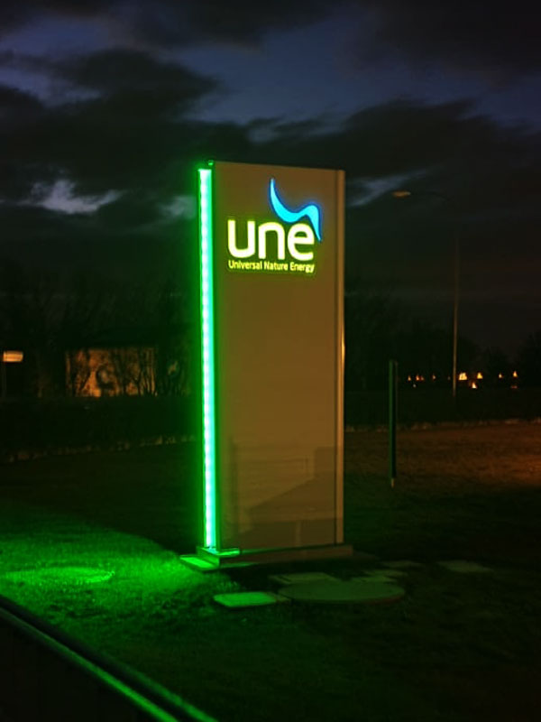 Une - Totem aziendale luminoso design