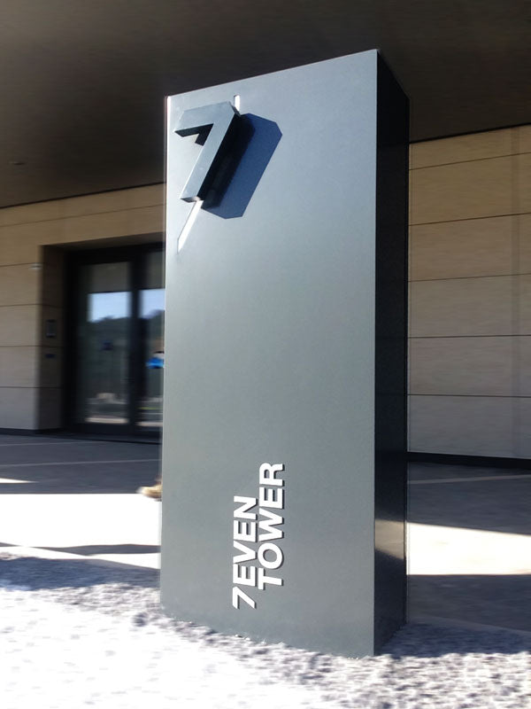 Seven Tower - Totem design segnaletico luminoso