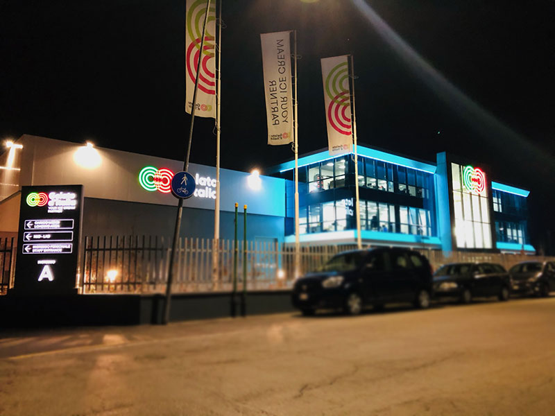 totem e insegna luminosa gelato d'italia reggio emilia