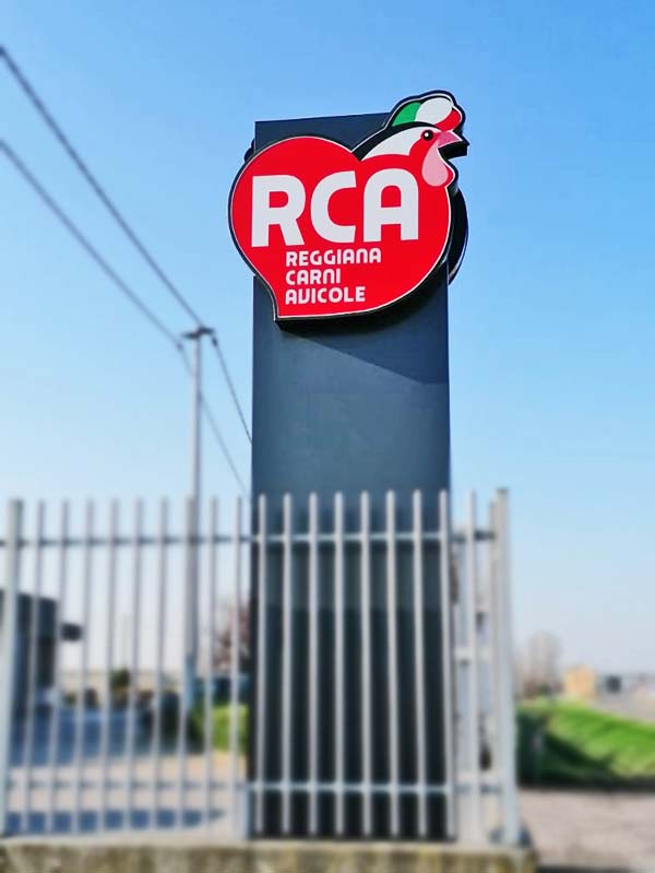 Rca Avicola - Totem aziendale luminoso con logo scatolare