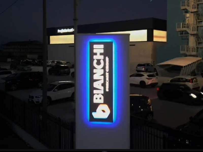 totem luminoso aziendale bianchi casseforme parma
