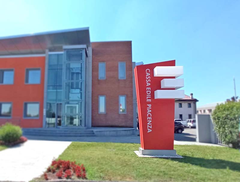 totem luminoso aziendale cassa edile piacenza