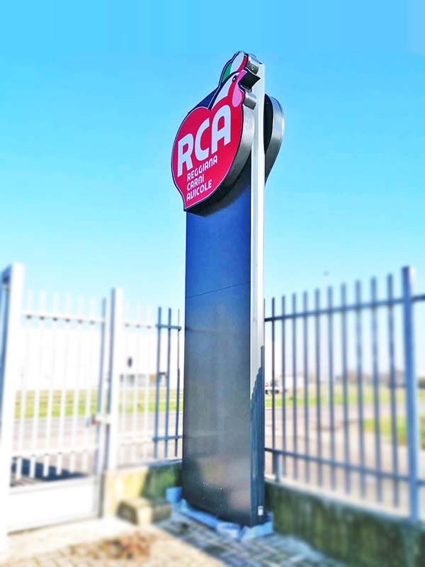Rca Avicola - Totem aziendale luminoso con logo scatolare