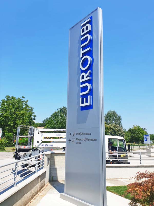 totem luminoso aziendale euro tubi srl mantova