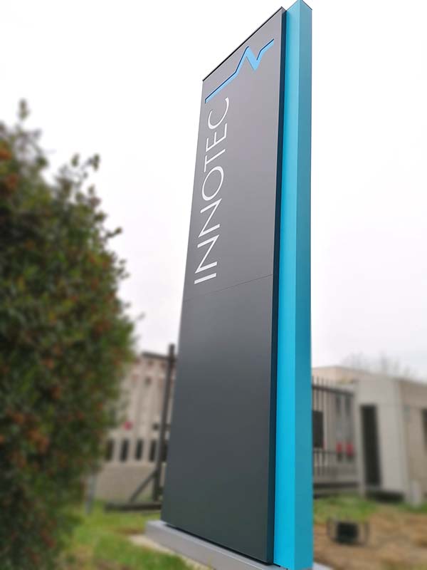 totem luminoso aziendale innotec srl milano