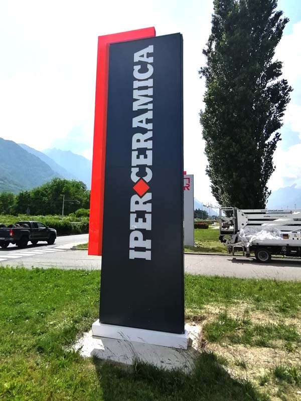 totem luminoso aziendale iperceramica sondrio