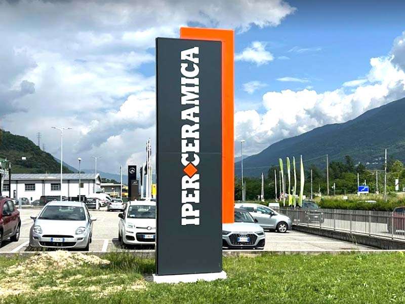 totem luminoso aziendale iperceramica sondrio