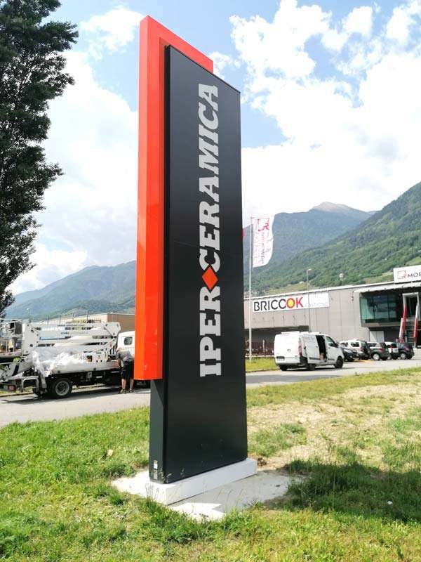 totem luminoso aziendale iperceramica sondrio