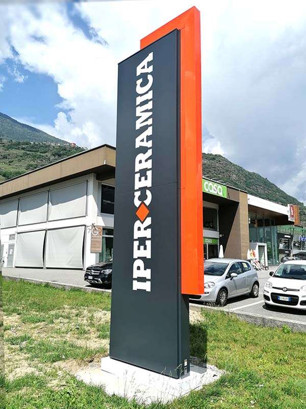 totem luminoso aziendale iperceramica sondrio