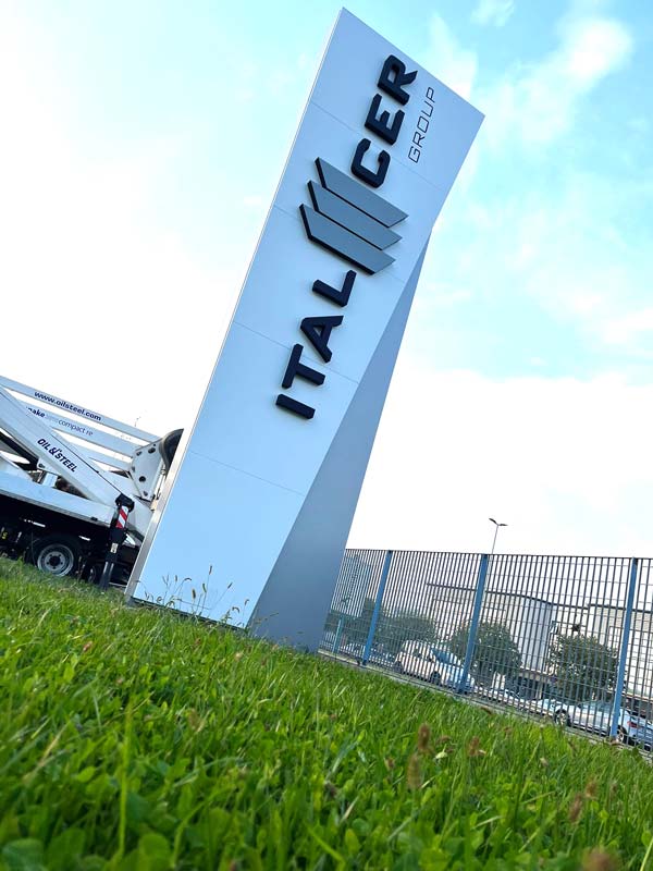 totem luminoso aziendale italcer group rubiera