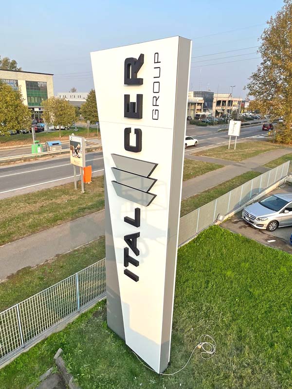 totem luminoso aziendale italcer group rubiera