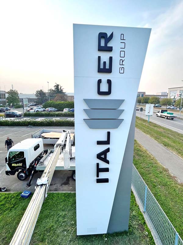 totem luminoso aziendale italcer group rubiera