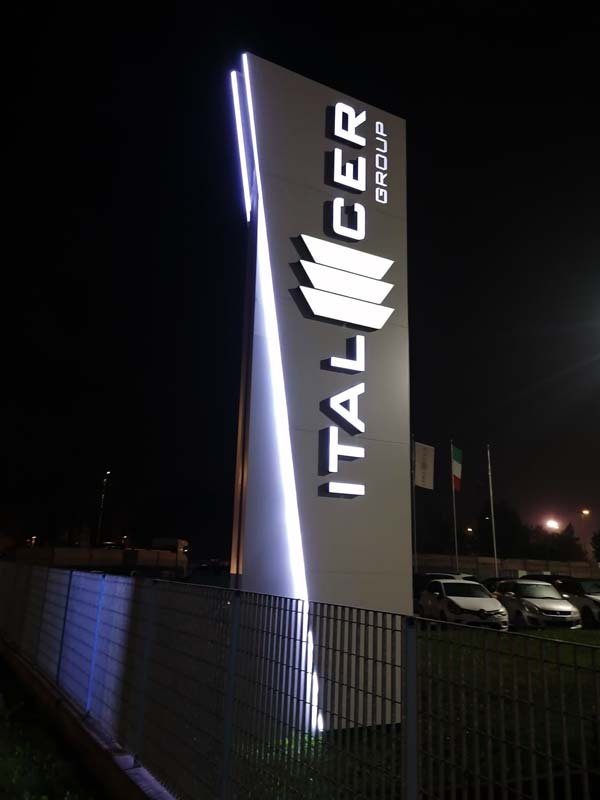 totem luminoso aziendale italcer group rubiera