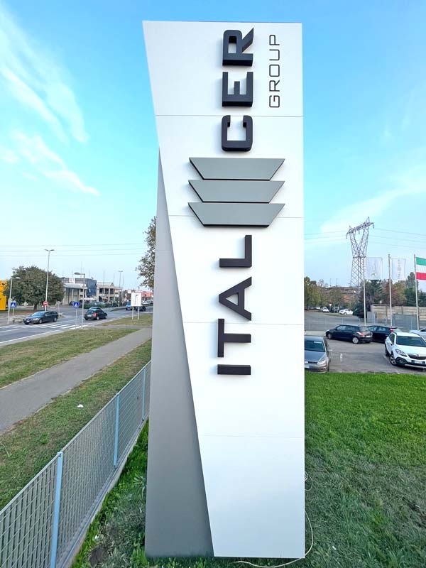 totem luminoso aziendale italcer group rubiera