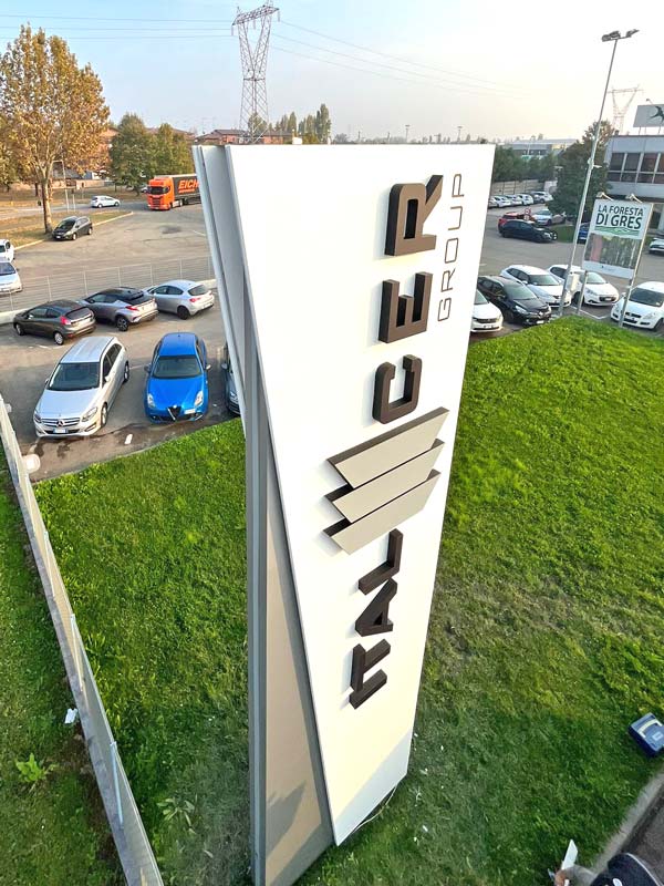 totem luminoso aziendale italcer group rubiera