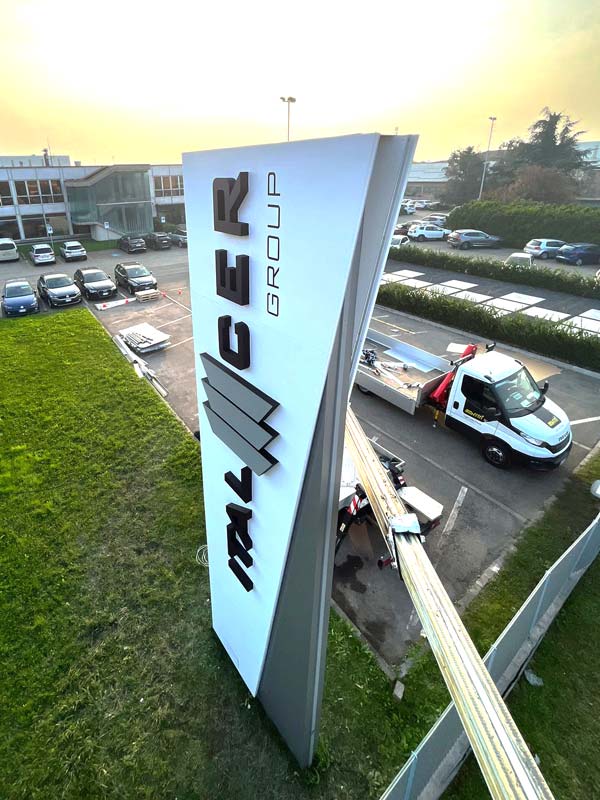 totem luminoso aziendale italcer group rubiera