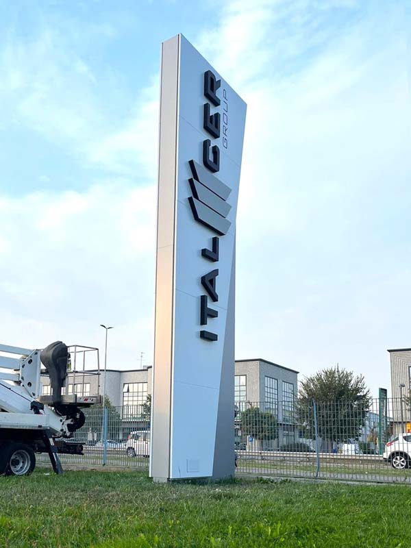 totem luminoso aziendale italcer group rubiera