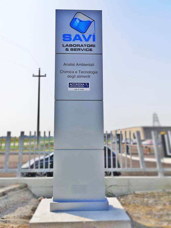 totem luminoso aziendale savi srl mantova