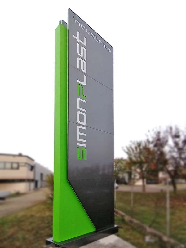 totem luminoso aziendale simon plast correggio