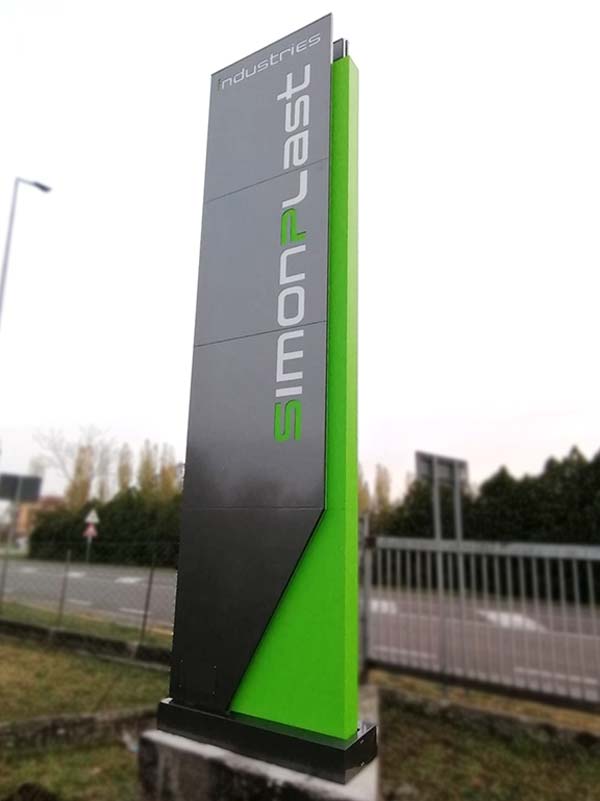 totem luminoso aziendale simon plast correggio