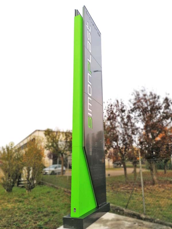 totem luminoso aziendale simon plast correggio