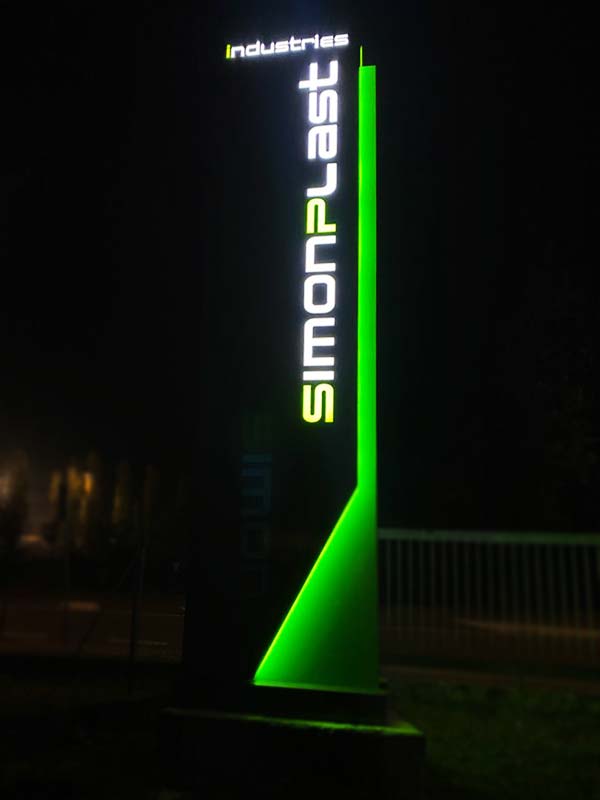 totem luminoso aziendale simon plast correggio