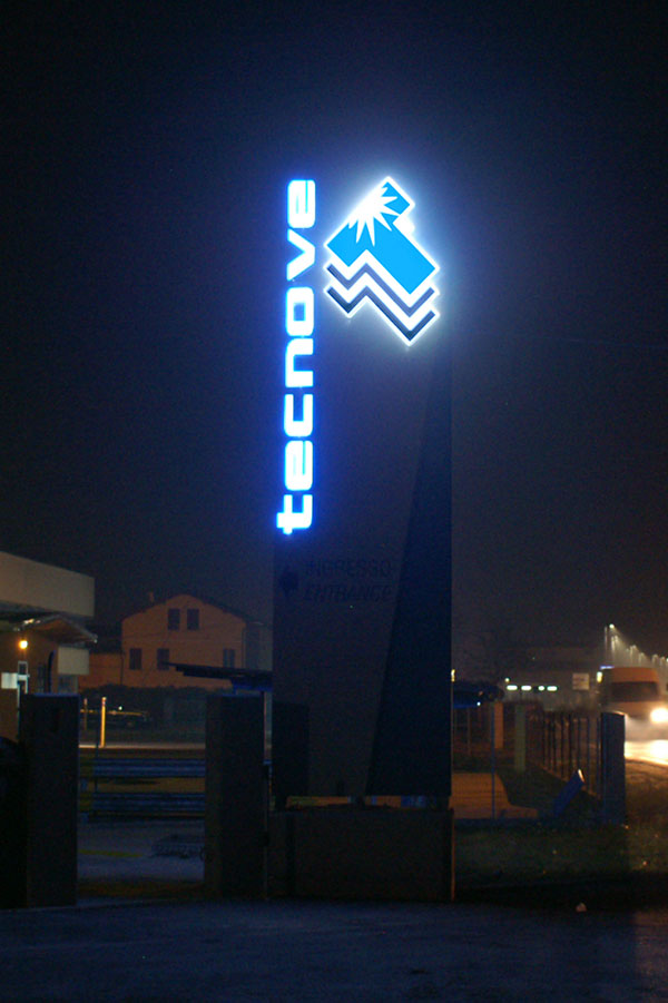 totem luminoso aziendale tecnove srl novellara