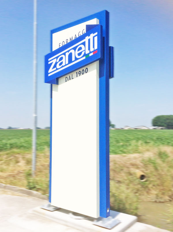 totem luminoso aziendale zanetti formaggi mantova