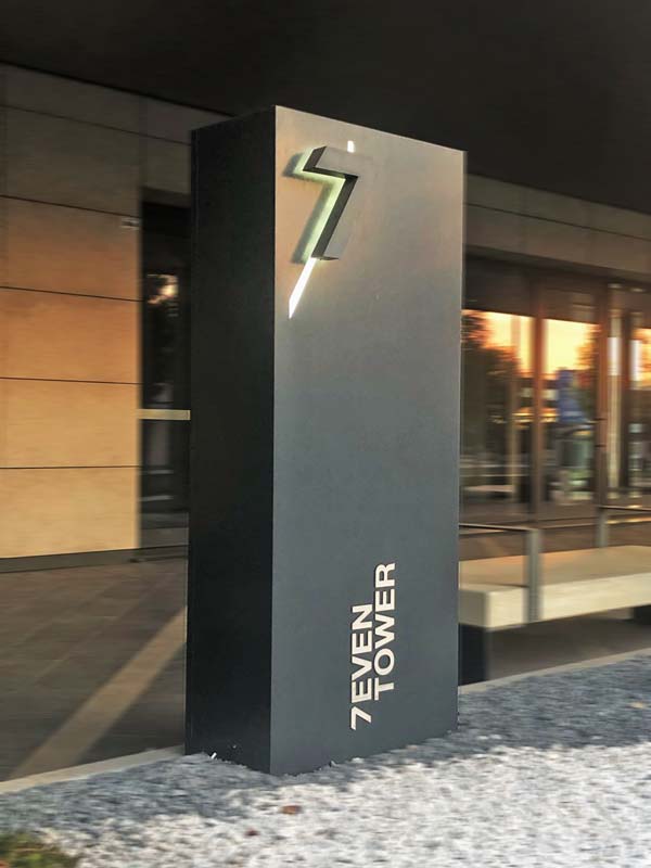 totem luminoso centro direzionale seven tower reggio emilia