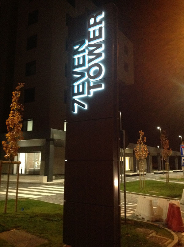 totem luminoso con logo scatolare centro direzionale seven tower reggio emilia