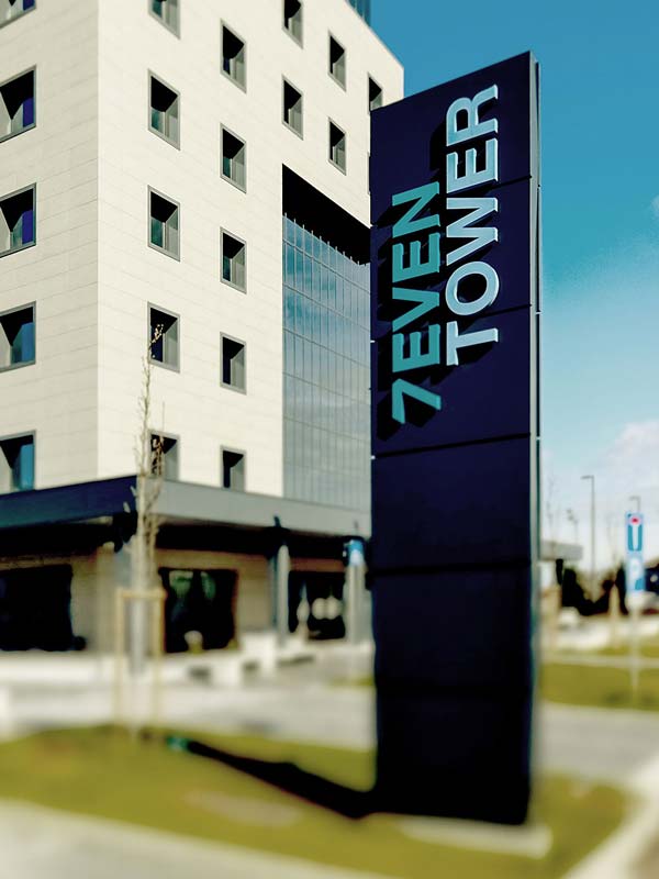 totem luminoso con logo scatolare centro direzionale seven tower reggio emilia