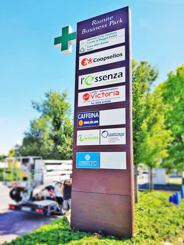totem luminoso corten business park riunite reggio emilia