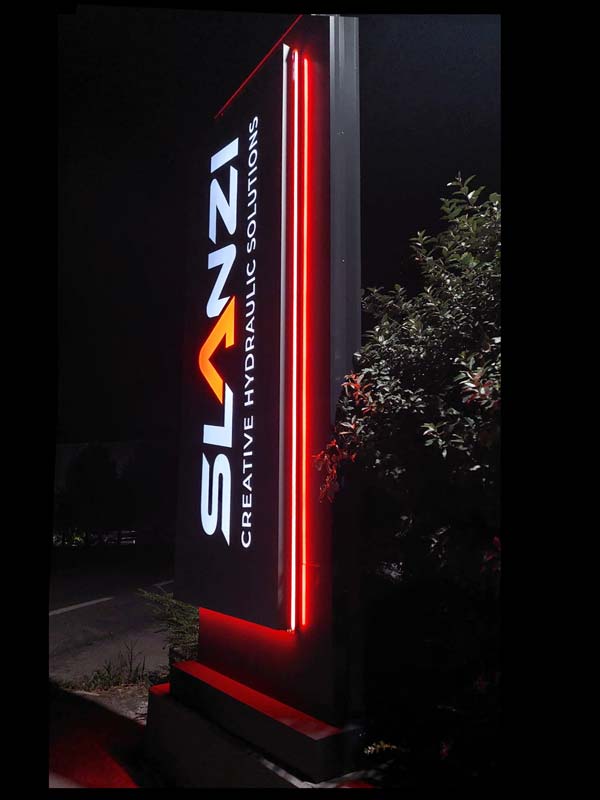 totem luminoso flag slanzi oleodinamica novellara