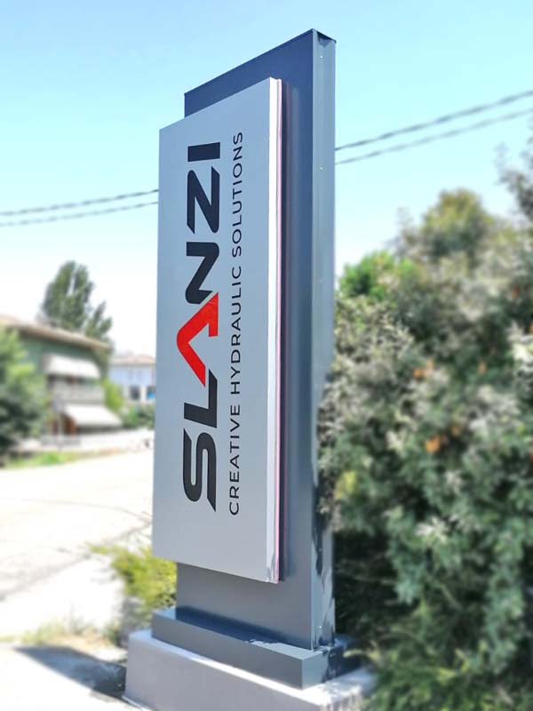 totem luminoso flag slanzi oleodinamica novellara