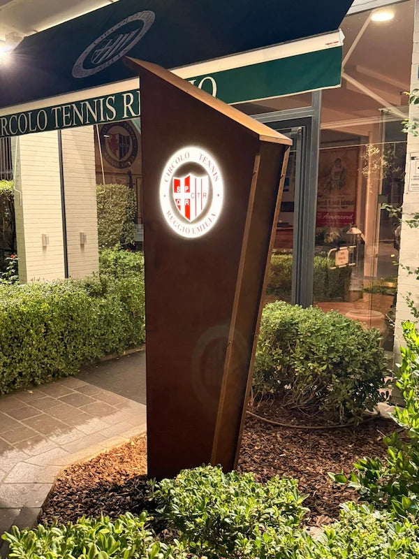 Totem luminoso in acciaio corten realizzato per Ctre a Reggio Emilia.