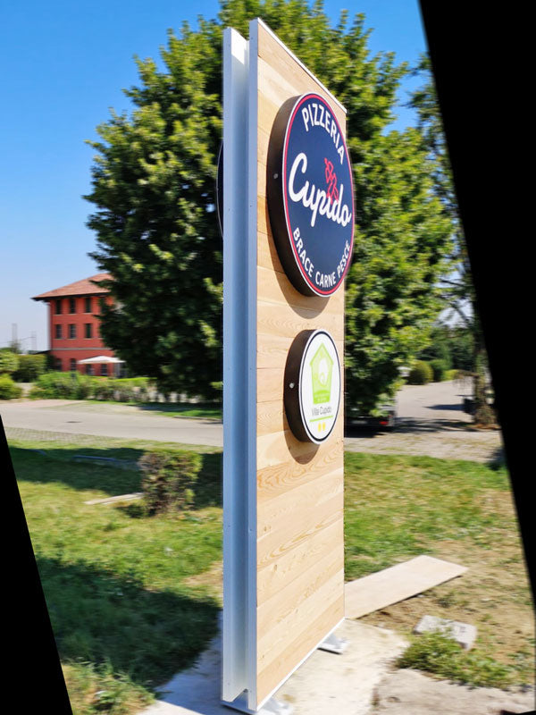 totem luminoso legno pizzeria cupido reggio emilia