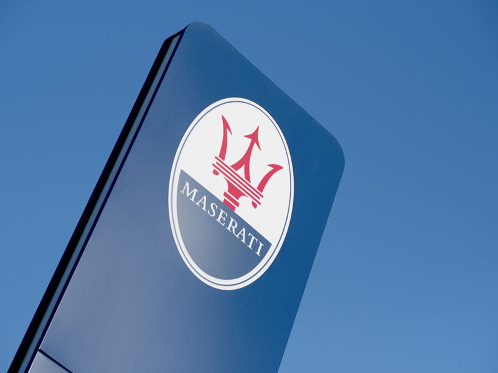 totem luminoso maserati autozatti parma