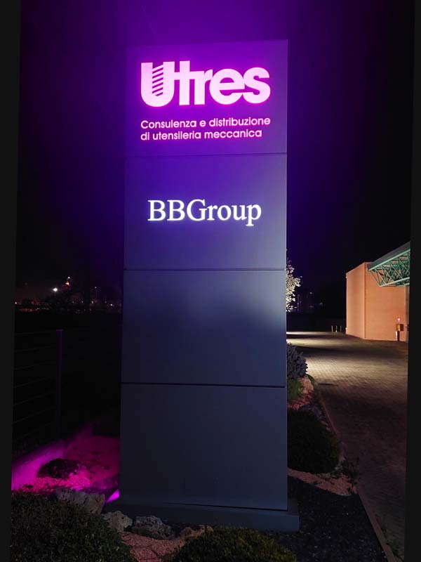 totem luminoso modulare utres srl suzzara
