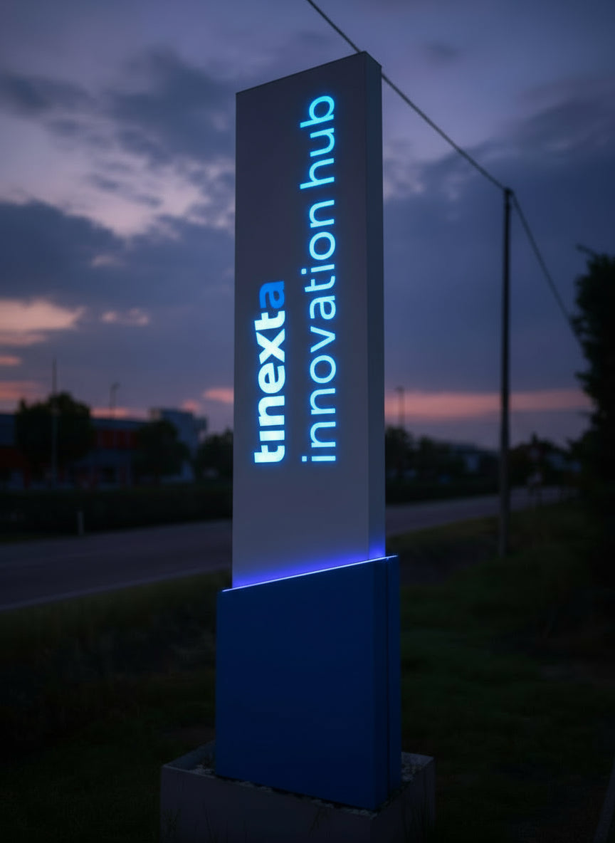 Totem per esterni con logo luminoso ed elemento allargato alla base che proietta una lama di luce blu verso l'alto